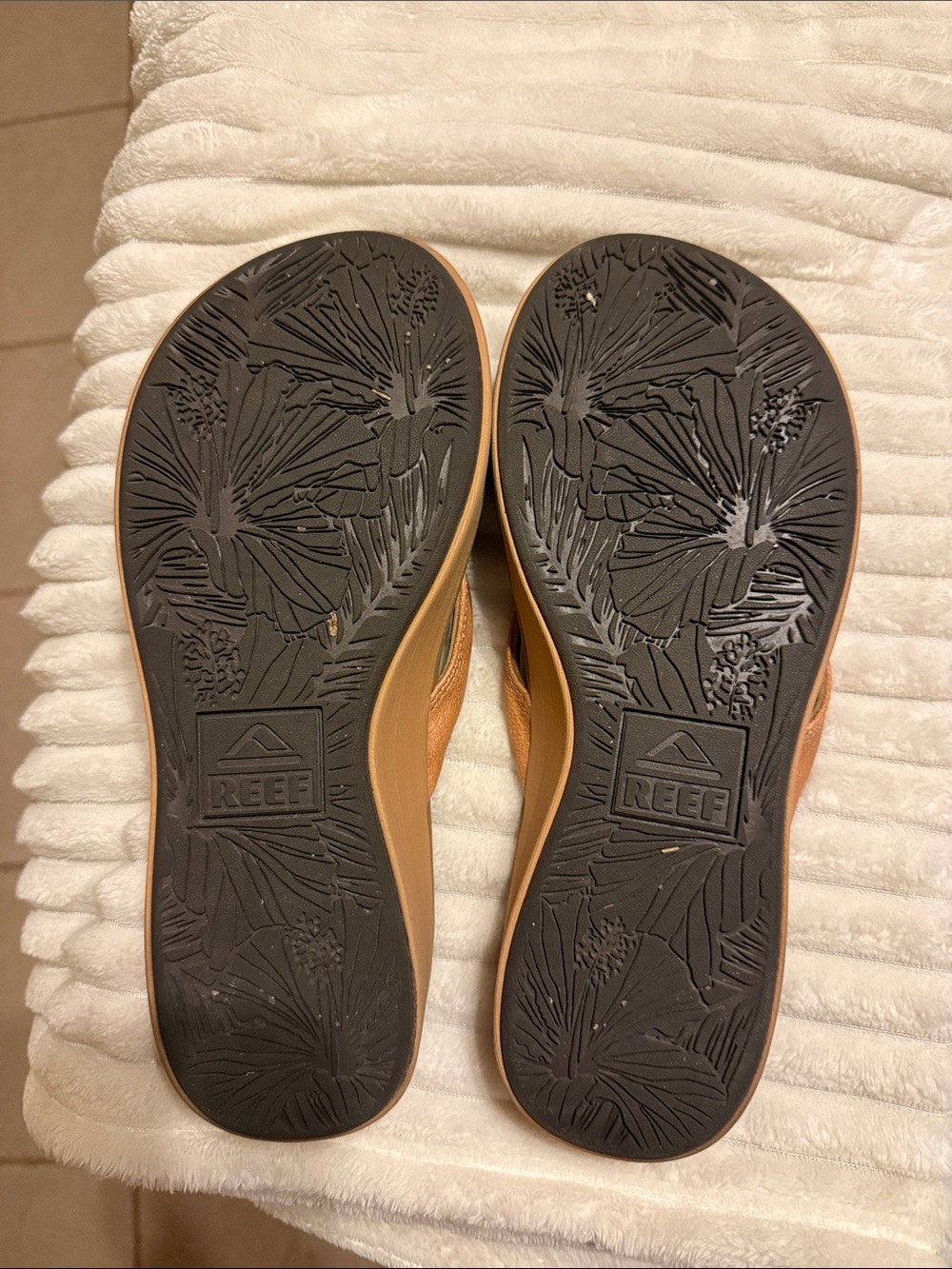 Reef Women’s Tan Sandals with Tan Straps - Picture 3 of 4